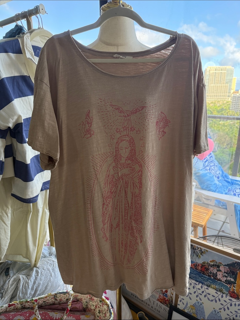 Blue Velvet Taupe Short Sleeve Graphic Tee with Pink Marian Motif